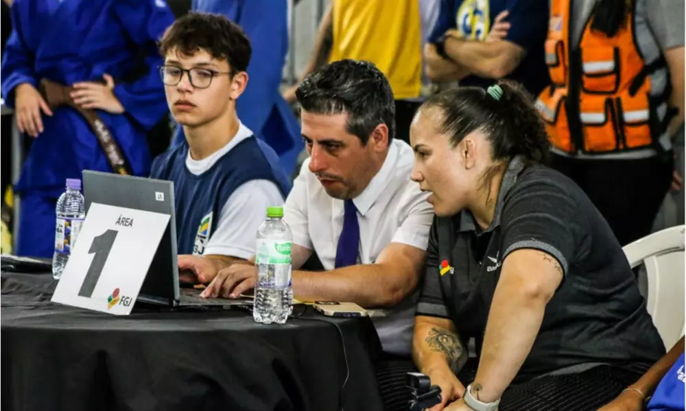 Maria Portela olha para computador durante ação com a Federação Gaúcha de Judô