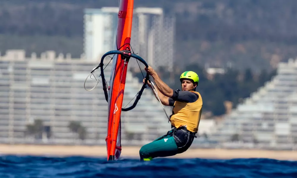 Mateus Isaac em ação no Mundial da classe iQFoil da vela; Giovanna Prada também participa