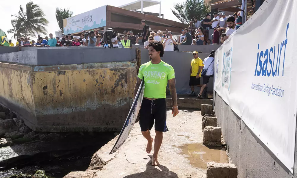 Gabriel Medina indo para o mar na quarta rodada do ISA Games