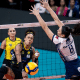 Milka, do Praia Clube, ataca e Julia Kudiess, do Minas, tenta bloqueio no Sul-Americano de Clubes de vôlei feminino. ao vivo