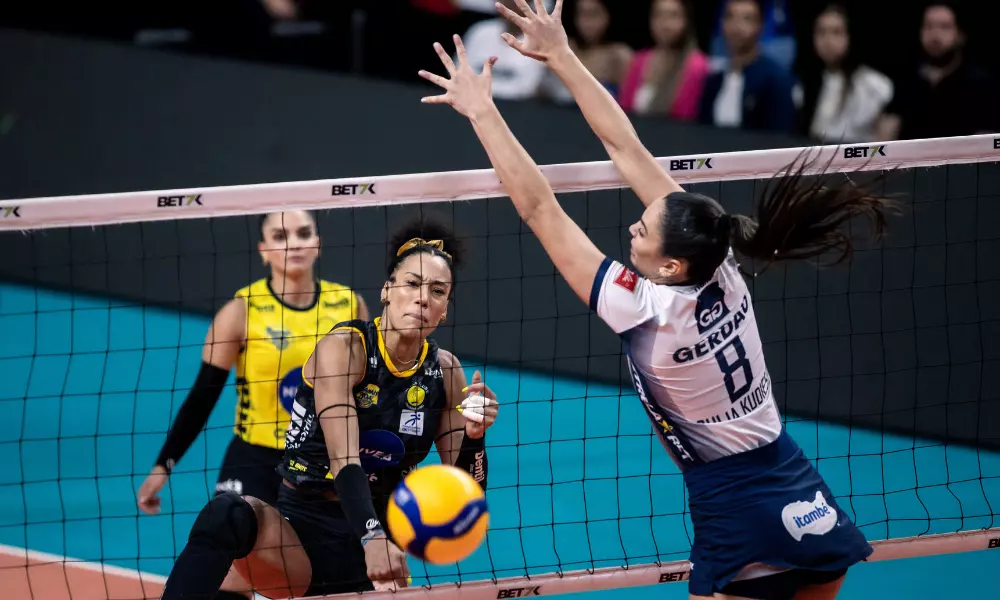 Milka, do Praia Clube, ataca e Julia Kudiess, do Minas, tenta bloqueio no Sul-Americano de Clubes de vôlei feminino. ao vivo
