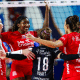 Jogadoras do Osasco se abraçam em jogo contra o Pinheiros pela Superliga Feminina de vôlei