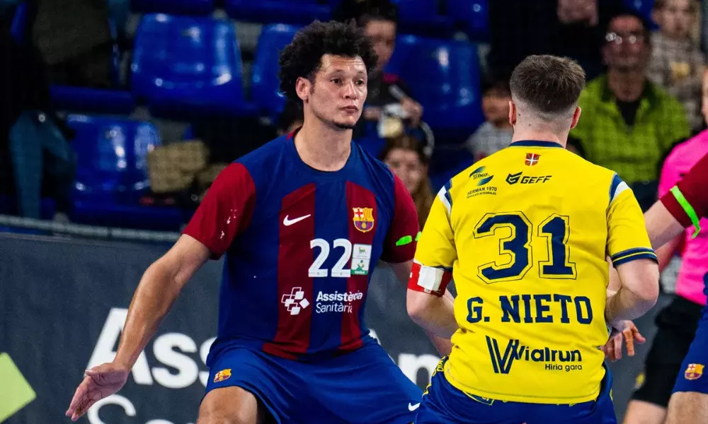 Thiagus Petrus em partida pelo Barcelona na Champions League de Handebol masculino