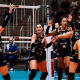 Jogadoras do Praia Clube comemoram ponto em jogo contra o Regatas Lima pelo Sul-Americano de Clubes de vôlei feminino