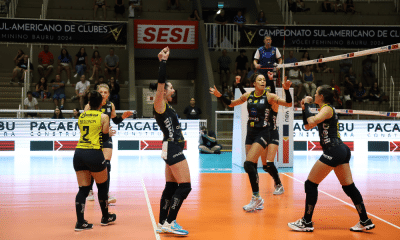 Jogadoras do Praia Clube comemoram vitória sobre o Sesi Bauru no Sul-Americano de Clubes de vôlei feminino; time enfrentará Minas na final
