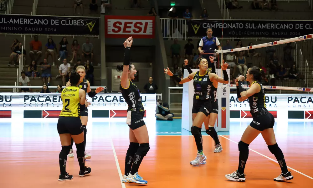 Jogadoras do Praia Clube comemoram vitória sobre o Sesi Bauru no Sul-Americano de Clubes de vôlei feminino; time enfrentará Minas na final