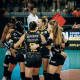 Jogadoras do Praia Clube se abraçam após ponto. Elas jogarão contra o Regatas Lima no Sul-Americano de Clubes de vôlei feminino. Sesi Bauru