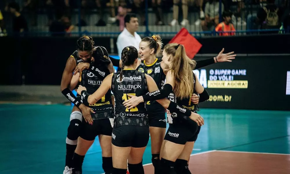 Jogadoras do Praia Clube se abraçam após ponto. Elas jogarão contra o Regatas Lima no Sul-Americano de Clubes de vôlei feminino. Sesi Bauru