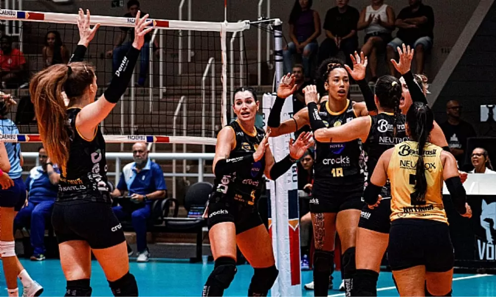 Jogadoras do Praia Clube comemoram ponto em jogo contra o Regatas Lima pelo Sul-Americano de Clubes de vôlei feminino