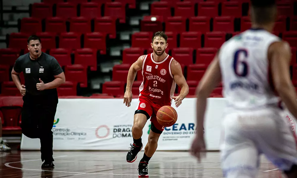 Na imagem, Kevin Crescenzi, ala/armador do Paulistano, iniciando o ataque contra o Fortaleza Basquete Cearense.