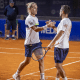 Rafael Matos e Nicolás Barrientos se cumprimentam após partida no ATP 250 de Buenos Aires. Eles estão na final do Rio Open