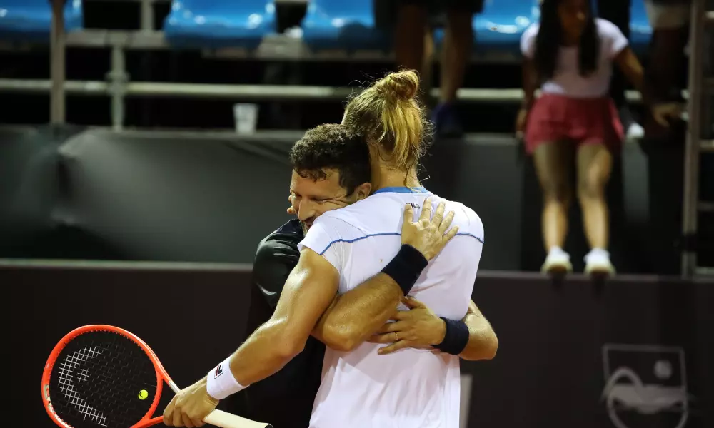 Nicolás Barrientos e Rafael Matos se abraçam com o título no Rio Open
