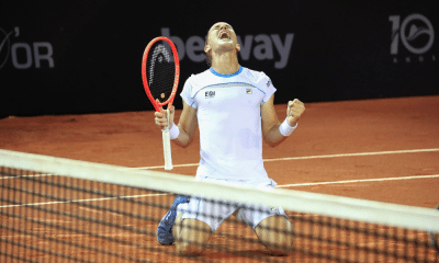 Rafael Matos se ajoelha e vibra com a raquete na mão após título do Rio Open