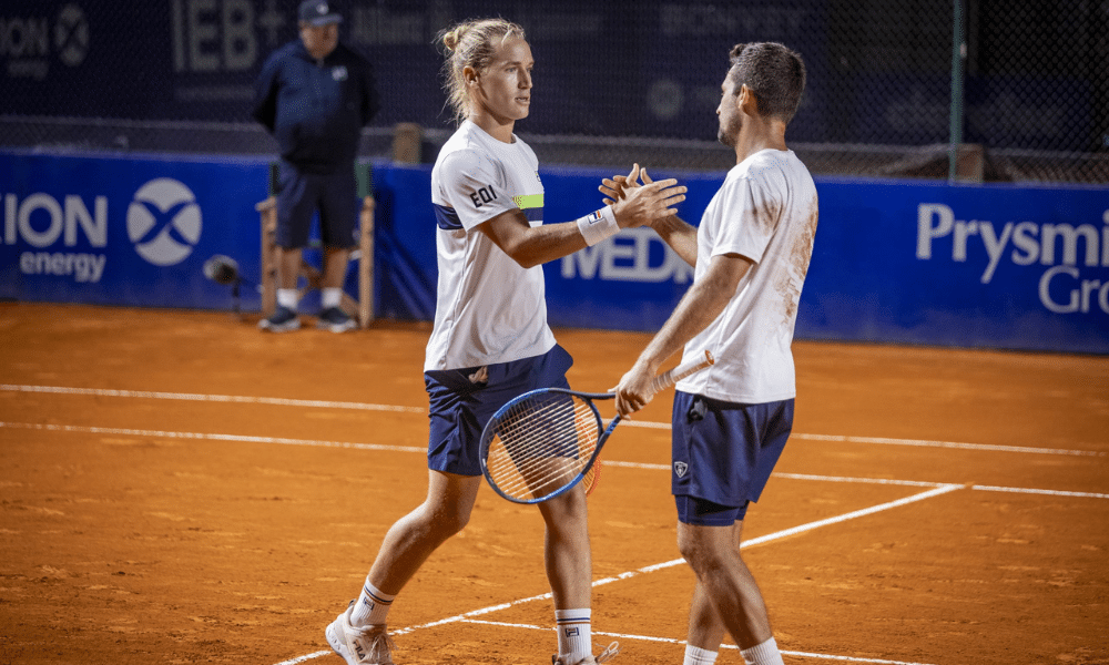 Rafael Matos e Nicolás Barrientos se cumprimentam após partida no ATP 250 de Buenos Aires. Eles estão na final do Rio Open