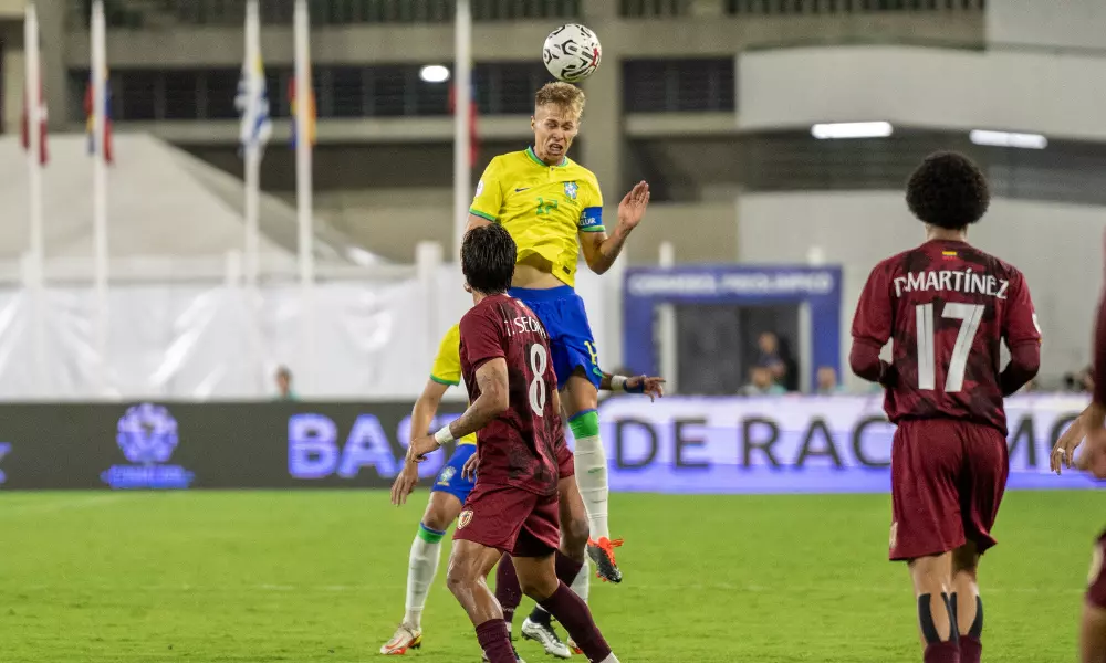 Ronald cabeceia bola em partida Brasil e Venezuela pelo Pré-Olímpico de futebol masculino