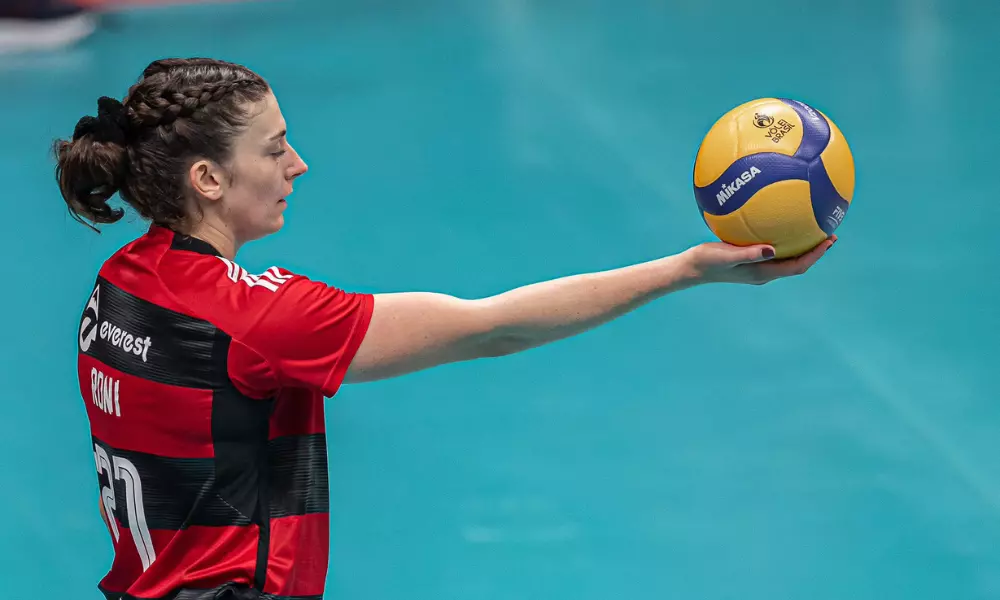 Roni Perry concetrada antes de fazer saque em partida do Sesc Flamengo pela Superliga Feminina