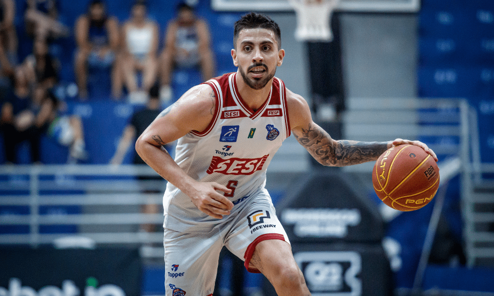 Santiago Scala, do Sesi Franca, conduz a bola em jogo do NBB contra o Minas ; Brasília ao vivo
