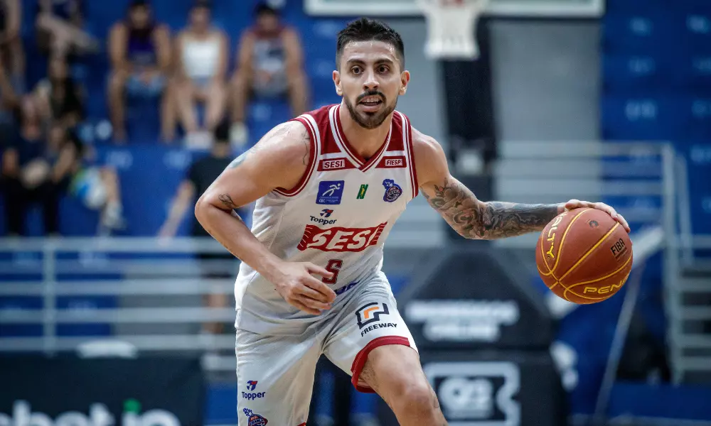 Santiago Scala, do Sesi Franca, conduz a bola em jogo do NBB contra o Minas ; Brasília ao vivo