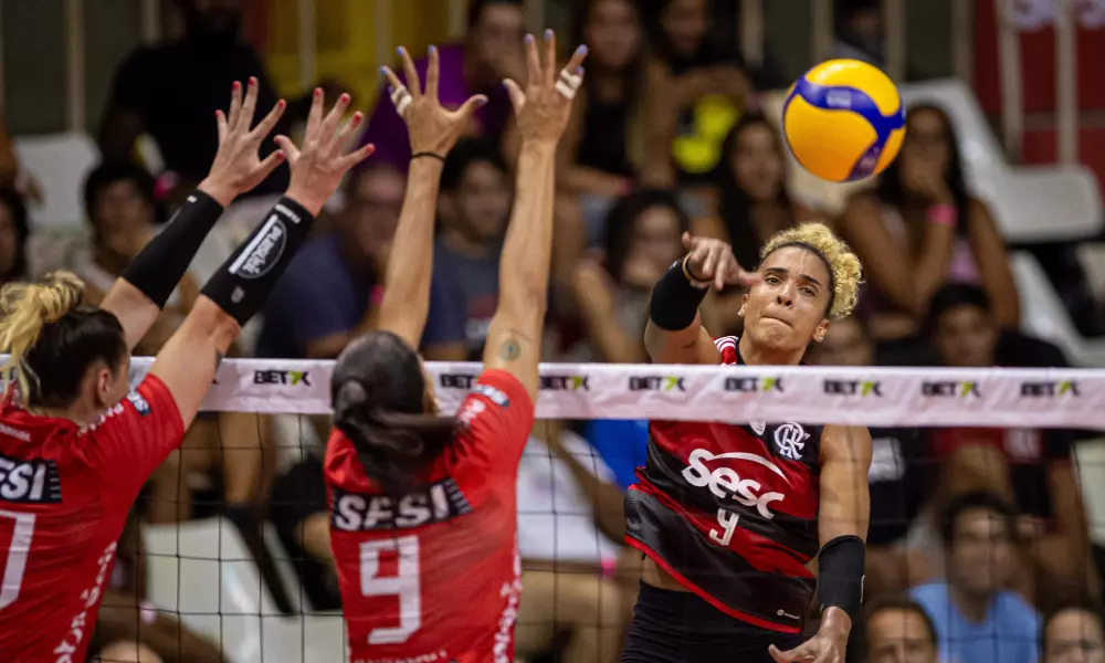 Sabrina Machado atacando bola em jogo Sesc Flamengo x Sesi Bauru pela Superliga Feminina de vôlei