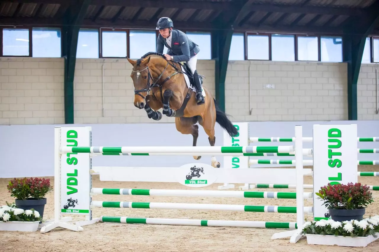 Na imagem, Santiago Lambre saltando o obstáculo com seu cavalo.