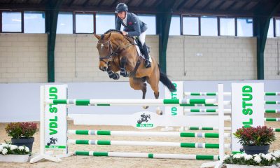 Na imagem, Santiago Lambre saltando o obstáculo com seu cavalo.
