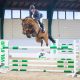 Na imagem, Santiago Lambre saltando o obstáculo com seu cavalo.