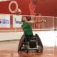 Na imagem, Gabriel Feitosa recebe bola durante treino da Seleção Brasileira de rúgbi no CT Paralímpico