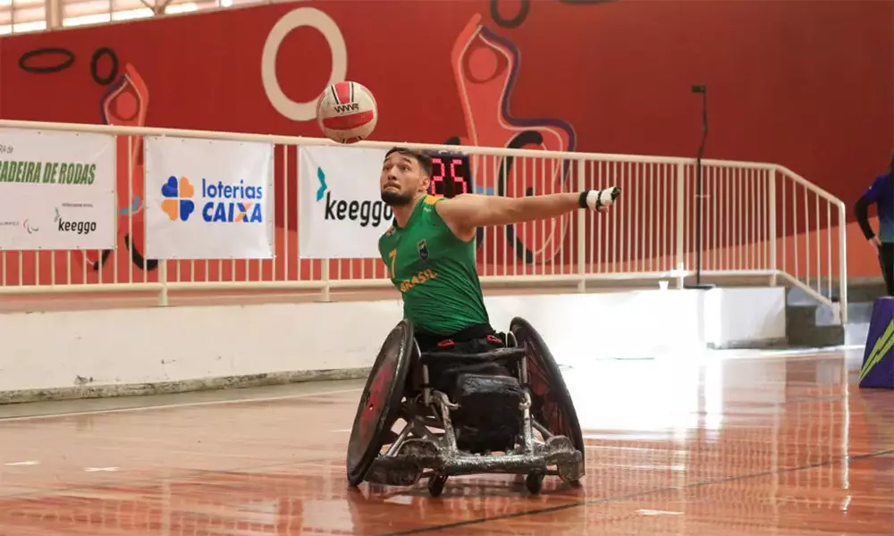 Na imagem, Gabriel Feitosa recebe bola durante treino da Seleção Brasileira de rúgbi no CT Paralímpico