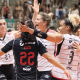 Jogadoras do Sesc Flamengo se abraçam em partida contra o Sesi Bauru pela Superliga Feminina de vôlei