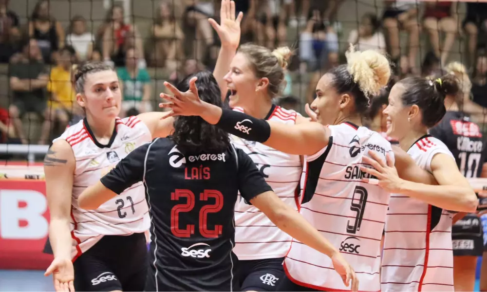 Jogadoras do Sesc Flamengo se abraçam em partida contra o Sesi Bauru pela Superliga Feminina de vôlei