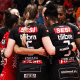 Jogadoras do Sesi Bauru se abraçam; elas estão nos playoffs da Superliga Feminina