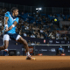 Thiago Monteiro rebate bola com um backhand de duas mãos em jogo do Rio Open