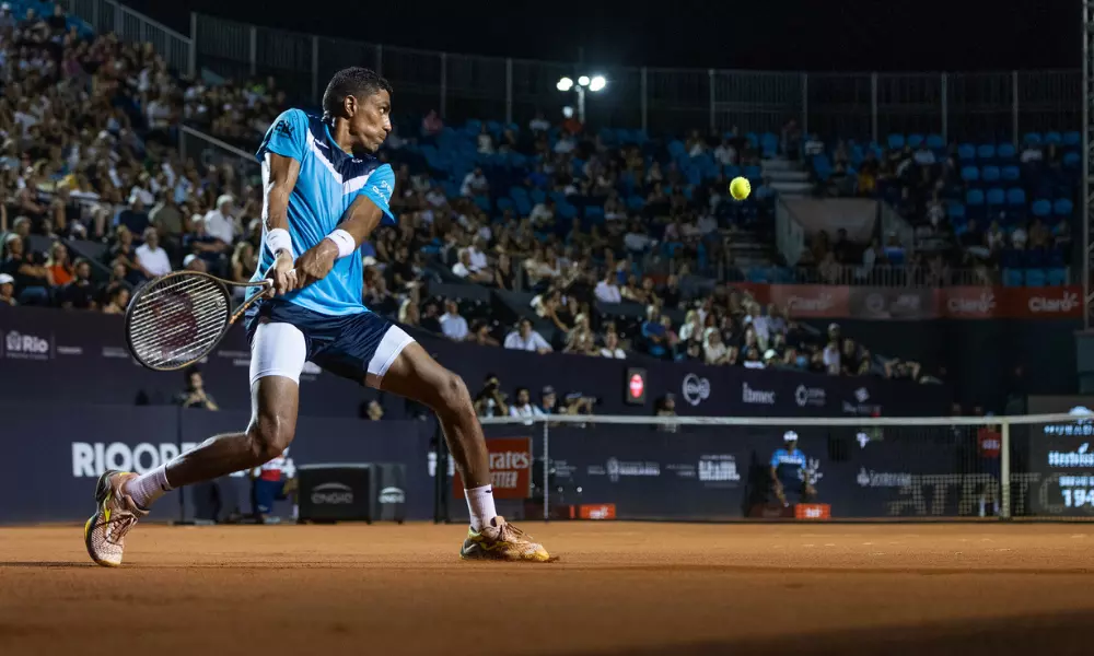 Thiago Monteiro rebate bola com um backhand de duas mãos em jogo do Rio Open