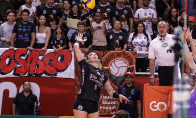 Tifanny, do Osasco, ataca bola no jogo contra o Sesi Bauru na Superliga Feminina