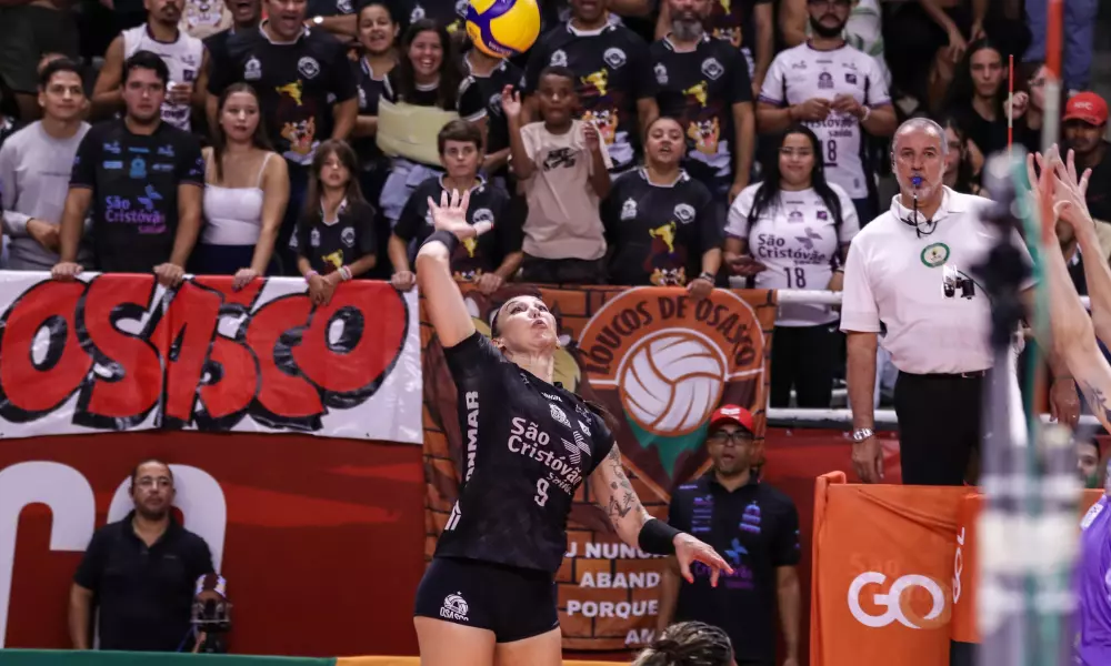 Tifanny, do Osasco, ataca bola no jogo contra o Sesi Bauru na Superliga Feminina