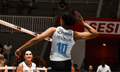 Tainara atacando na entrada de rede em jogo Praia Clube x Athletico Barbato pelo Sul-Americano de Clubes de vôlei feminino