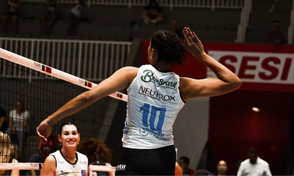 Tainara atacando na entrada de rede em jogo Praia Clube x Athletico Barbato pelo Sul-Americano de Clubes de vôlei feminino