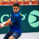 Thiago Monteiro rebate bola; ele está com a raquete nas mãos, de camiseta azul, e faz o movimento de backhand; está em frente ao backdrop da Copa Davis, na Suécia. Brasil também terá Gustavo Heide