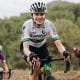 Na imagem, Tota Magalhães pedalando durante a competição.