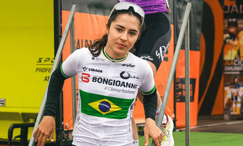 Tota Magalhães descendo escada em bastidores da Volta da Comunidade Valenciana de Ciclismo de Estrada