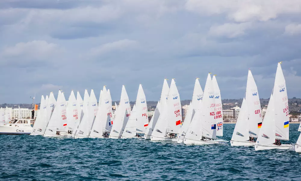 Barcos no Mundial de 470 de vela na Espanha