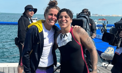 Ana Marcela Cunha e Viviane Jungblut pousam para foto após conquista da vaga olímpica para Paris-2024 no Mundial de Doha, Copa do Mundo de Águas Abertas, maratona aquática