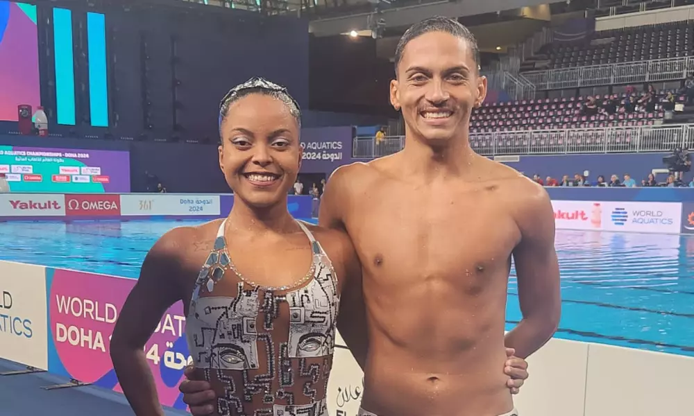 Anna Veloso e Bernardo Santos pousam para foto na prova de dueto misto do nado artístico no Mundial de Esportes Aquáticos em Doha