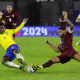 Disputa de bola entre Brasil e Venezuela no Pré-Olímpico de Futebol