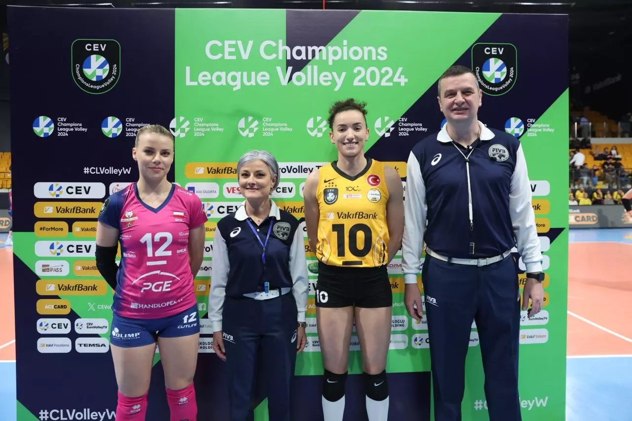 Gabi Guimarães, capitã do Vakifbank, ao lado de jogadora do Rzeskow na Champions League de vôlei feminino