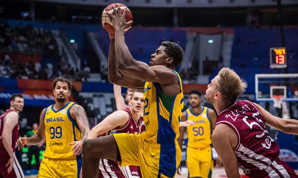 Georginho no floater contra a Letônia na Copa do Mundo; ele é um dos convocados do Brasil para as Eliminatórias da AmeriCup de basquete masculino