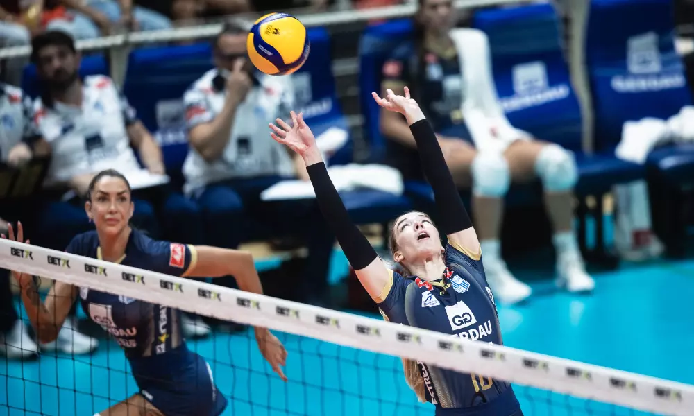 Jenna Gray faz levantamento para Thaísa no jogo entre Minas e Fluminense na Superliga Feminina de vôlei