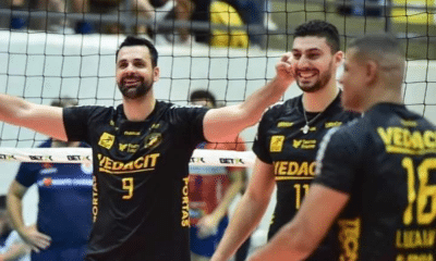 Jogadores do Vedacit Guarulhos comemoram ponto contra Monte Carmelo em jogo da Superliga