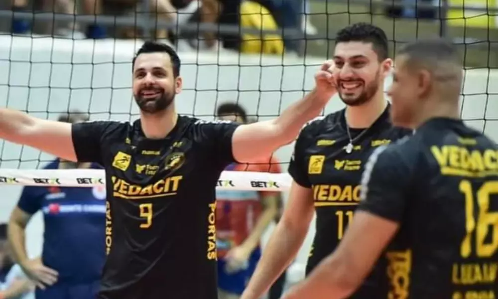 Jogadores do Vedacit Guarulhos comemoram ponto contra Monte Carmelo em jogo da Superliga