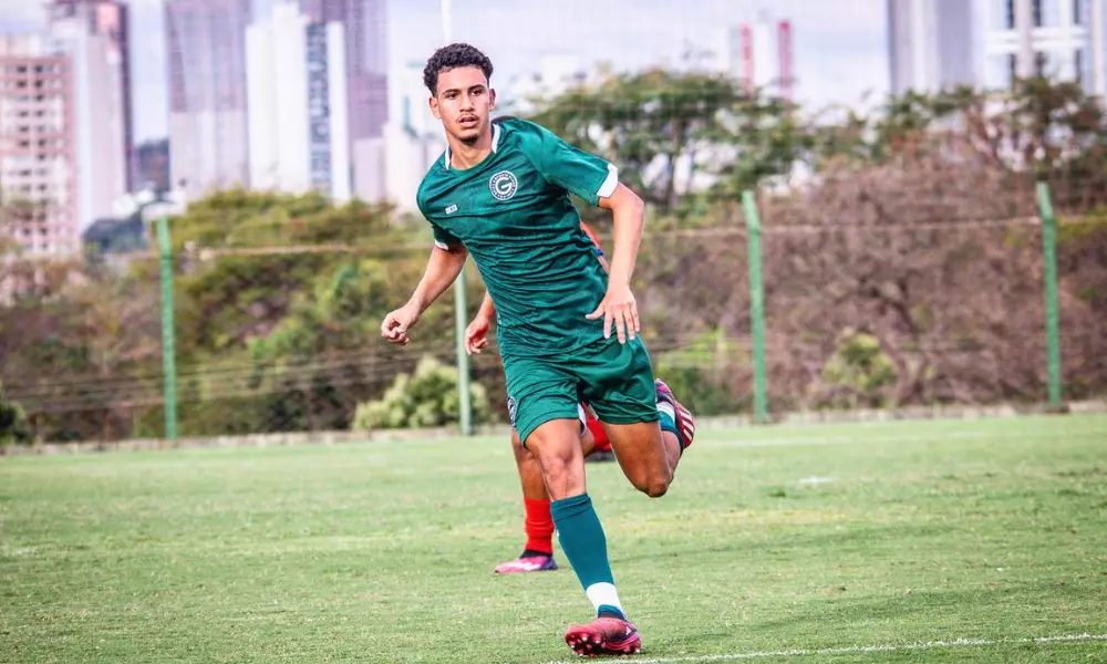 Lacort, do Goiás, em jogo da Copa do Brasil Sub-17